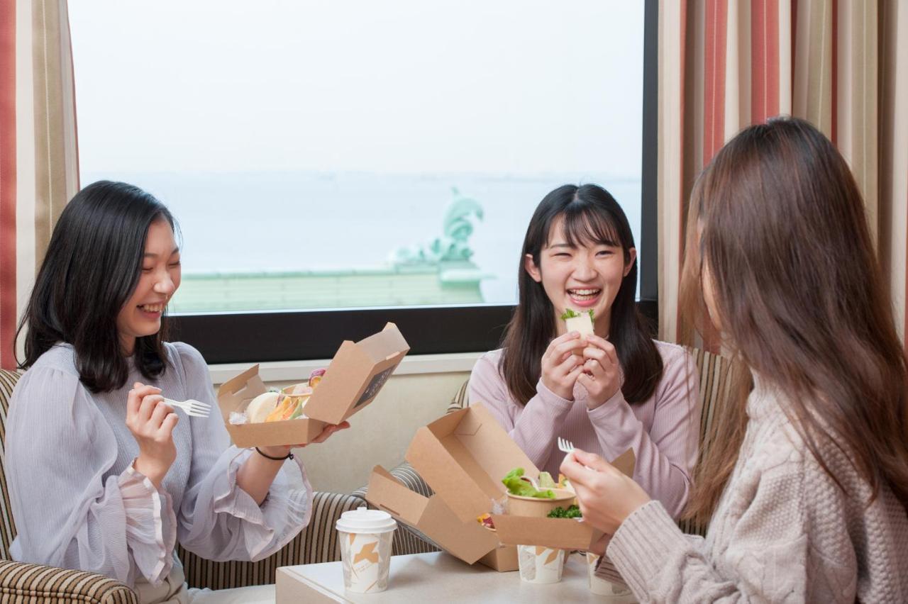Hotel Okura Tokyo Bay Urajaszu Kültér fotó Customers enjoying MOS Burger