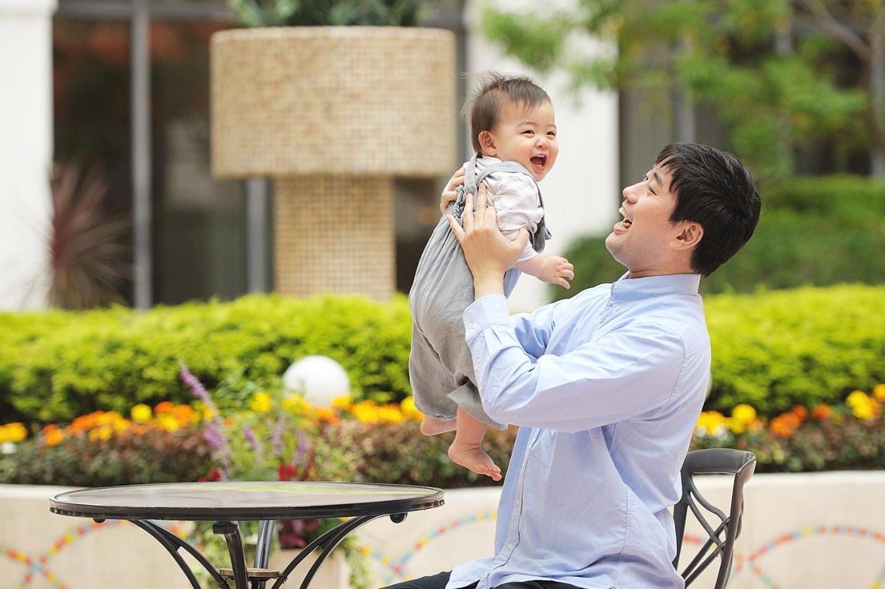 Hotel Okura Tokyo Bay Urajaszu Kültér fotó A father with his baby