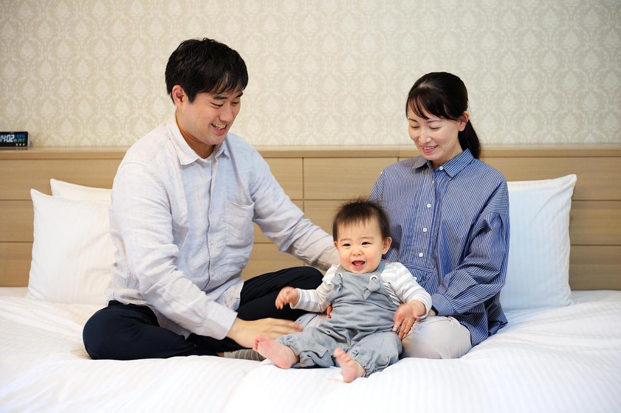 Hotel Okura Tokyo Bay Urajaszu Kültér fotó A Japanese family