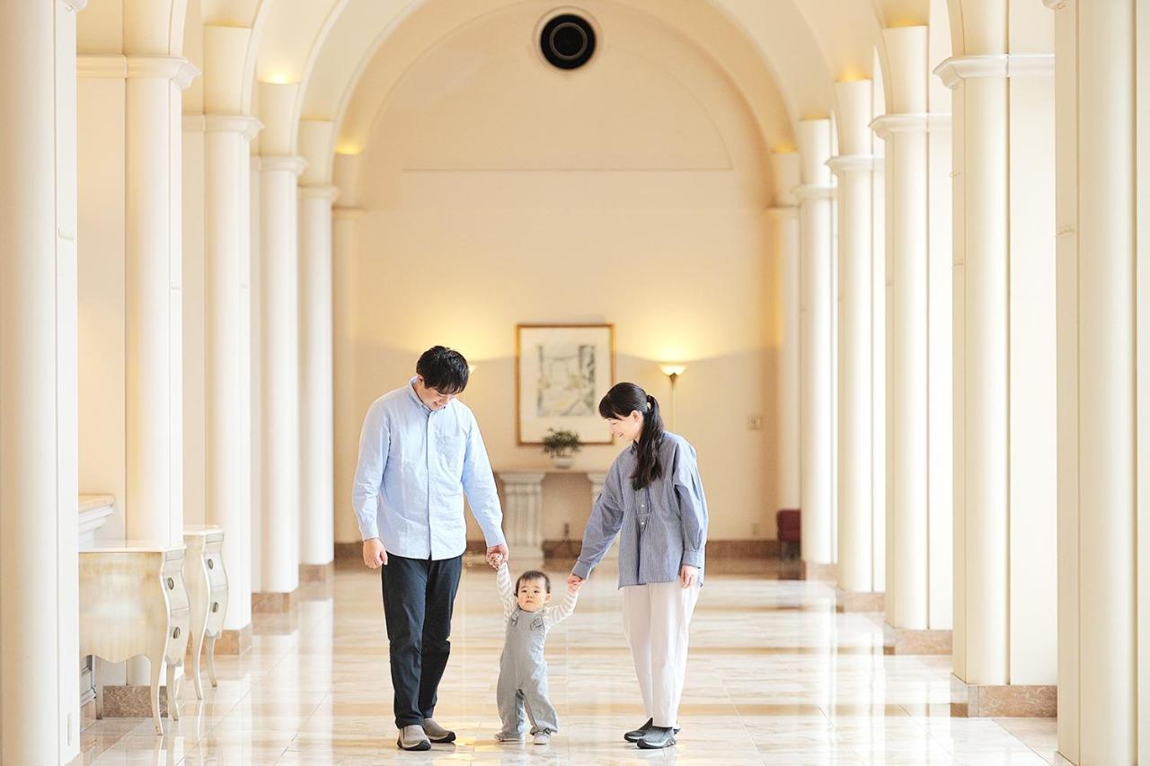 Hotel Okura Tokyo Bay Urajaszu Kültér fotó A family at the Four Seasons Hotel