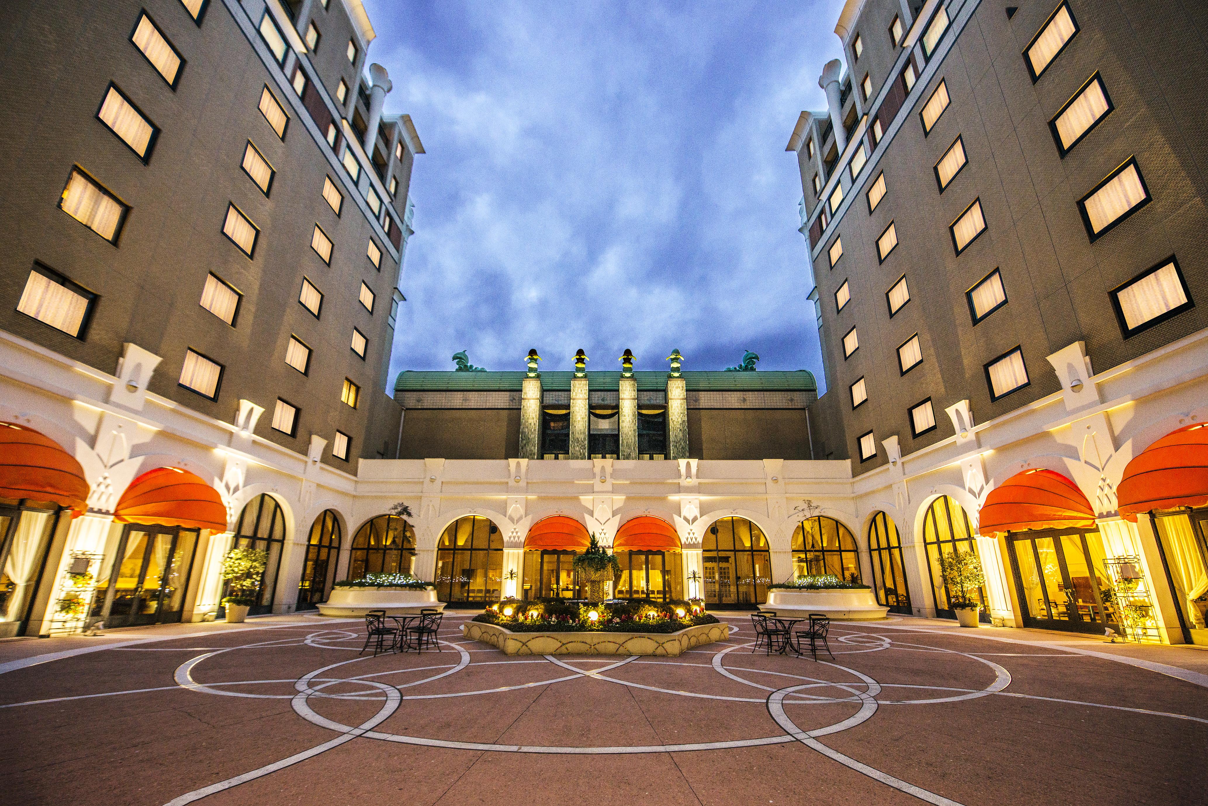 Hotel Okura Tokyo Bay Urajaszu Kültér fotó The hotel's courtyard