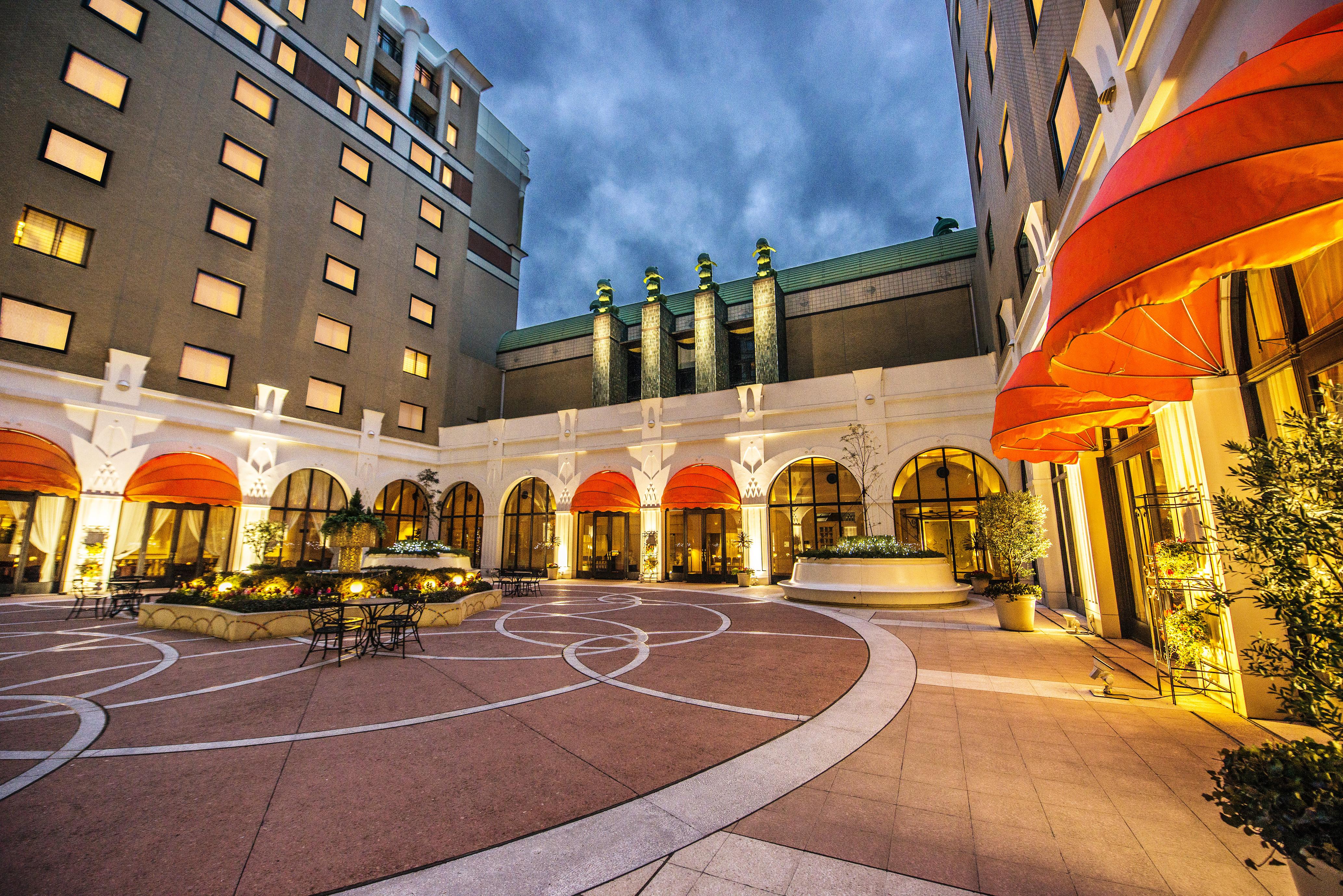 Hotel Okura Tokyo Bay Urajaszu Kültér fotó The hotel's courtyard