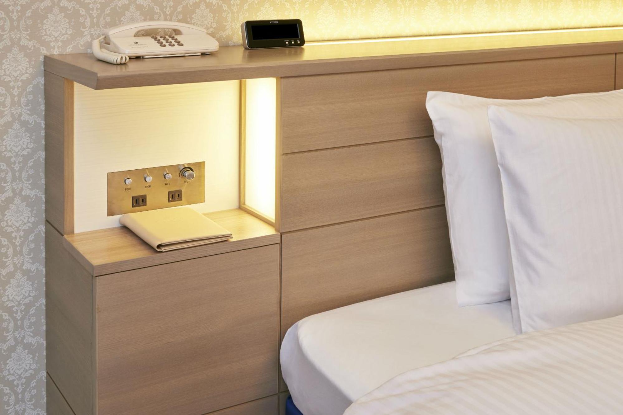 Hotel Okura Tokyo Bay Urajaszu Kültér fotó A bedside table with a built-in telephone
