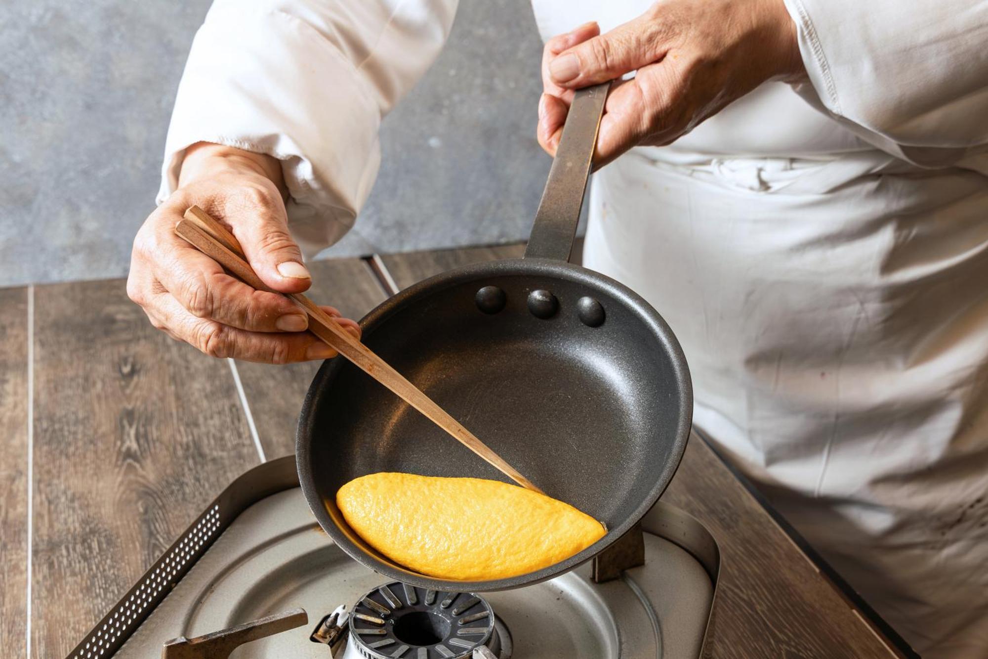Hotel Okura Tokyo Bay Urajaszu Kültér fotó A chef cooking an omelette