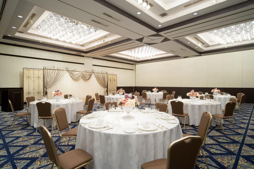 Hotel Okura Tokyo Bay Urajaszu Kültér fotó A typical Japanese wedding reception