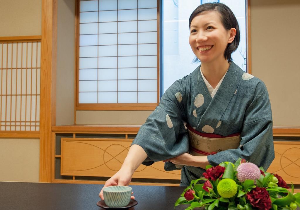 Hotel Okura Tokyo Bay Urajaszu Kültér fotó A woman in a yukata serving tea